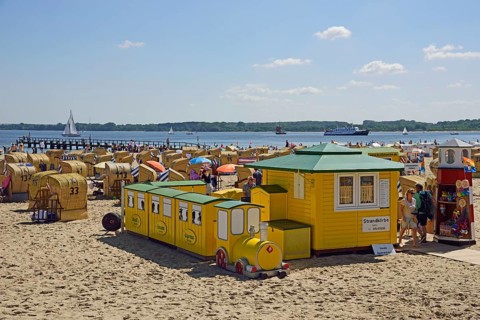 Europe, Germany, Schleswig Holstein, Baltic Sea, Lübeck-Travemünde, beach, beach chairs, kiosk,