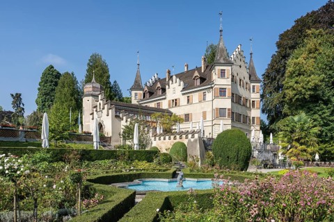 The historic Seeburg Castle with integrated catering and event location in the Seeburgpark on the