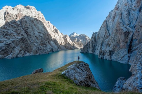 Hiker in front of Kol Suu Mountain Lake, Kol Suu Lake, Sary Beles Mountains, Naryn Province,