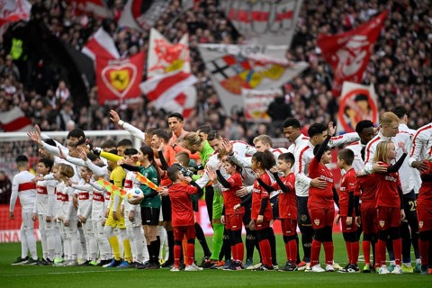 Teams, teams, children greet spectators in front of kick-off, start of match, MHPArena, MHP Arena