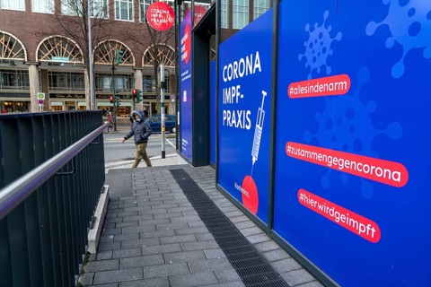 Corona test centre and vaccination centre, in the city centre at the main railway station, Essen,