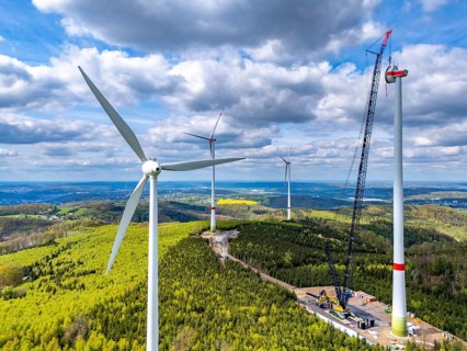 Erection of a wind turbine, wind energy plant, assembly of the ring generator, with a crawler
