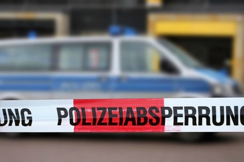 Symbolic image: Police cordon with police car in the background