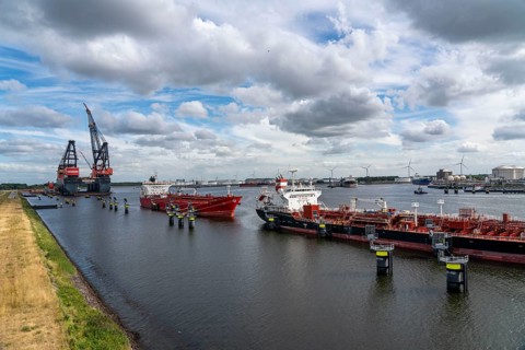 Petroleumhaven, Vopak Terminal Europoort, crude oil tank farm, over 99 large tanks, and 22 loading