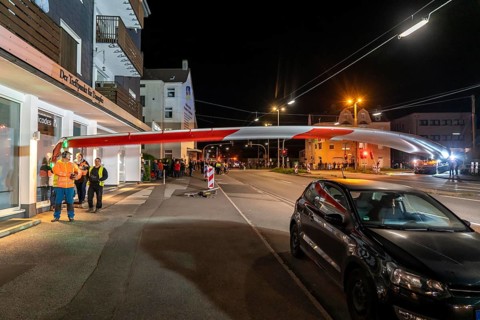 Transport of a 68 metre long, 22 tonne blade of a wind turbine, here in Schwelm, onlookers, with a