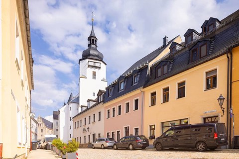 Schwarzenberg/Erzgeb. is a large district town in the Erzgebirge district of Saxony. Built in the