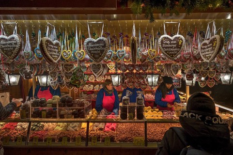 Stall with sweets at the Christkindlesmarkt, Nuremberg, Middle Franconia, Bavaria, Germany, Europe