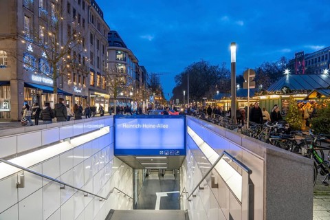 Christmas market, on Königsallee, Kö, Heinrich-Heine-Allee underground station, Christmas lights,