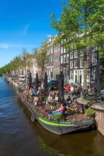 Houses on the Kloveniersburgwal canal, old town of Amsterdam, canal belt, Aluminiumbrug, café with