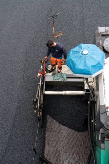 Renewal of the road surface on the A40 motorway between the Kaiserberg junction and Mülheim-Heißen,