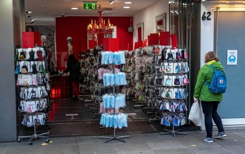 Protective masks pop-up store in the city centre, shopping street Westenhellweg, shopping street,