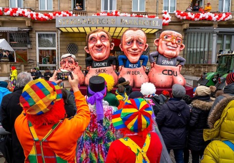 Rose Monday parade in Düsseldorf, street carnival, carnival float, by float builder Jacques Tilly,