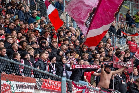 Kaiserslautern, 20.04.2024: The fans of SV Wehen Wiesbaden celebrate their team's draw after the