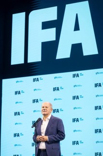 Olaf Scholz (Chancellor of the Federal Republic of Germany, SPD) gives a press statement after the