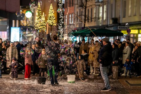 Pre-Christmas season, street artists, creating large soap bubbles, at Schadow-arcades, in the city