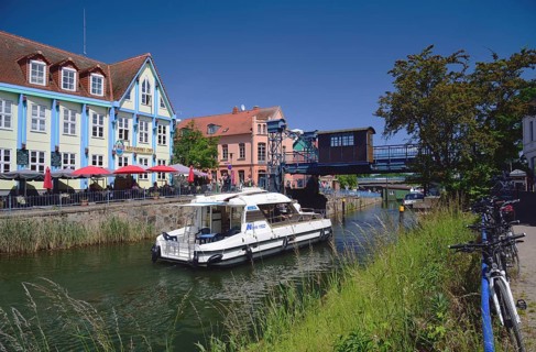Europe, Germany, Mecklenburg-Western Pomerania, Plau am See, Lake Plau, Elde-Müritz waterway, lift