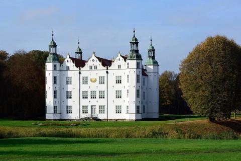 Europe, Germany, Schleswig-Holstein, Ahrensburg, moated castle Ahrensburg, autumn, front facade,