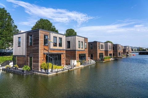 18 Floating residential buildings Havenlofts Nassauhaven, energy-neutral, solar cells, heat from