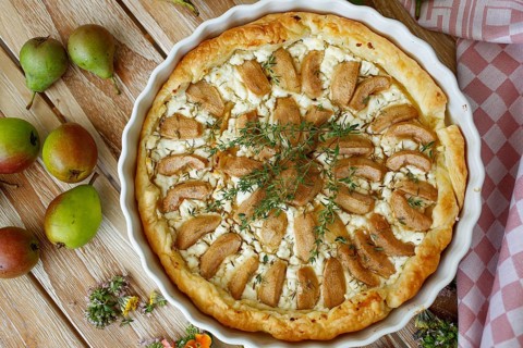 Tart with Gaishirtle and sheep's cheese, Stuttgarter Gaishirtle, pear variety, fruit, table