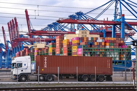 Port of Hamburg, Waltershofer Hafen, container ships, lorries bring and collect freight containers