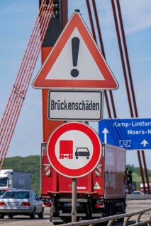 The motorway bridge between Duisburg-Baerl and Duisburg-Beeckerwerth, A42, over the Rhine, notice
