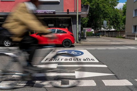 Bicycle road, cyclists have priority over car traffic, new cycle routes through Essen, here in the