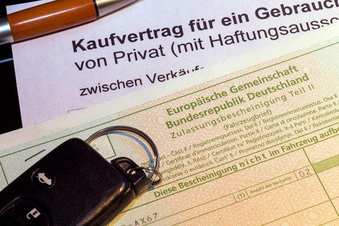 Symbolic image: Purchase contract for a car with vehicle registration document and car keys