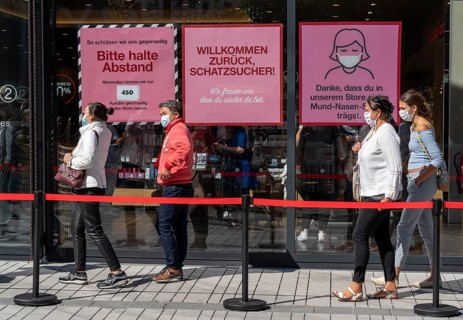 Queue in front of a clothing shop, Corona protective measures, posters for compulsory masks,