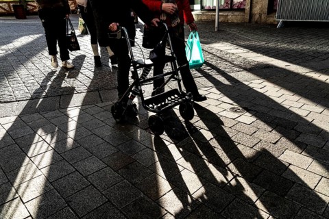 Pedestrians in a pedestrian zone, winter, long shadows, Dortmund, North Rhine-Westphalia, Germany,