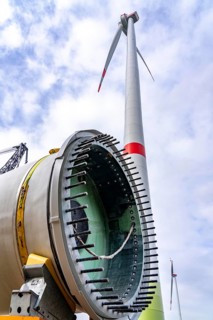 Erection of a wind turbine, wind energy plant, assembly of the third blade, with a crawler lattice