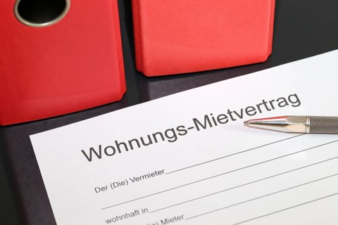 Symbolic image: Blank form of a rental agreement for a flat