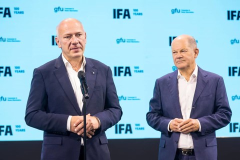 Kai Wegner (Governing Mayor of Berlin, CDU) gives a press statement after the press tour of the IFA