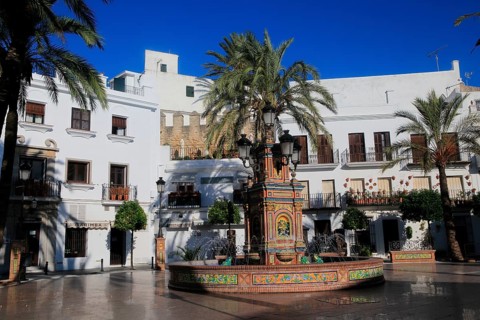 Fountain and palm trees in Plaza de Espana, Vejer de la Frontera, Cadiz Province, Spain, Europe