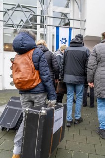 Suitcase march in Recklinghausen, for the 2nd time over 500 people walk through Recklinghausen,