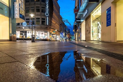 Christmas lockdown in the Corona crisis, empty shopping street, closed shops, hardly any