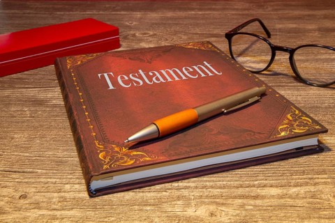 Symbolic image of a will: will and biros on a table