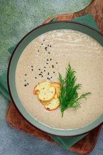 Mushroom cream soup, with dill and bruschetta, mushroom eringi