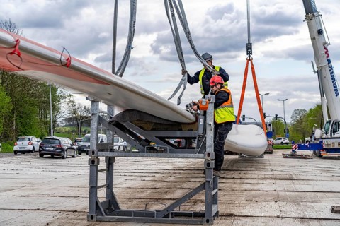 Preparation for the transport of a 68 metre long blade, a wind turbine, with a self-propelled