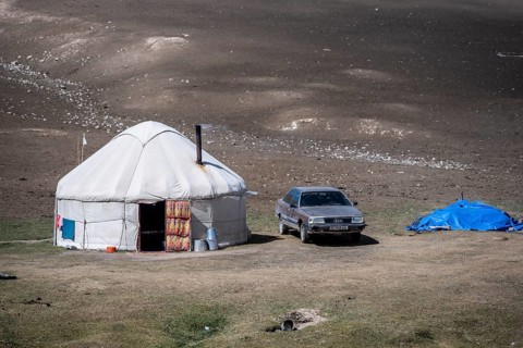 Old car next to a traditional Kyrgyz yurt, Tien Shan, Naryn Province, Kyrgyzstan, Asia