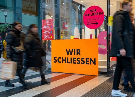 Shopping street, pedestrian zone, shoe shop closes, clearance sale, business closure, Limbacher