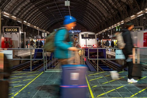 Frankfurt am Main main station, ICE train on platform, traveller, Hesse, Germany, Europe