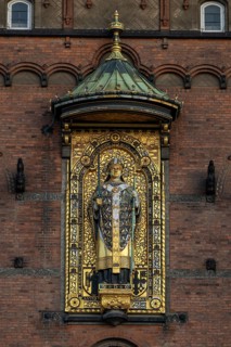 Brick façade with gilded sculpture of Bishop Absalon, Town Hall in the National Romantic style by