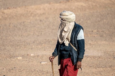 Man with typical Moroccan clothing and turban, Merzouga, Morocco, Africa