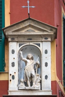 Jesus with a lamb, figures on a corner house in the historic centre, Aenua, Italy, Europe