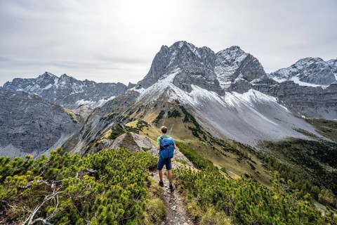 Mountaineers on a hiking trail on the ridge of Hahnkampl, mountain panorama with rocky steep peaks,