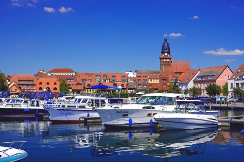 Europe, Germany, Mecklenburg-Western Pomerania, Waren an der Müritz, Binnenmüritz with marina, View