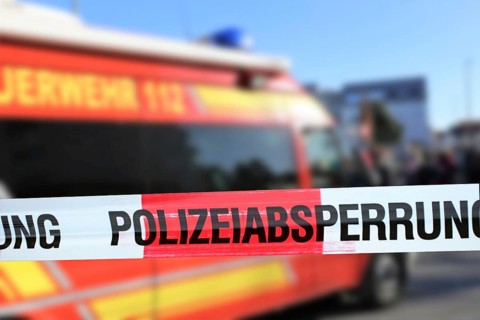 Symbolic image: Police cordon with fire engine in the background