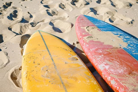 KI generiert, generiert, AI generatedTwo surfboards lying on beach. Generative AI