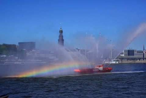 Europe, Germany, Hamburg, Elbe, View across the Elbe to the Michel, Fire boat in action at the