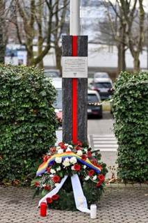 Flowers, commemoration, memorial plaque to the Jews persecuted and excluded from the club from 1932